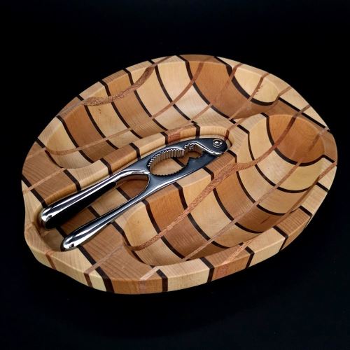 Miska AMADEA Drevená miska mozaika v tvare orecha s luskáčikom, masívne drevo, 2 druhy drevín, 28x23x4,5