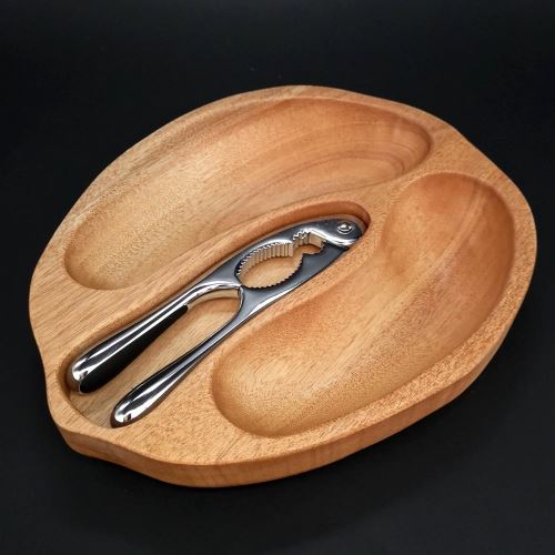 Miska AMADEA Dřevěná miska ve tvaru ořechu s louskáčkem, masivní dřevo gabon, 23x28x4,5 cm