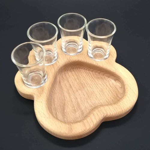 Miska AMADEA Drevená miska v tvare labky so 4 panákmi, masívne drevo, veľkosť 18 cm