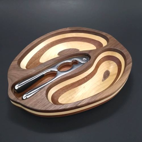 Miska AMADEA Drevená miska v tvare orecha s luskáčikom, masívne drevo, 2 druhy drevín, 28x23x4,5 cm
