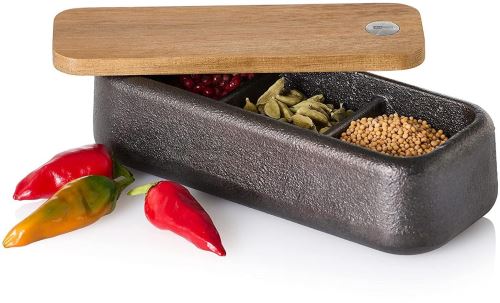 AdHoc Zásobník na korenie Spice box Potta liatinový s dreveným vekom dĺžka 17cm